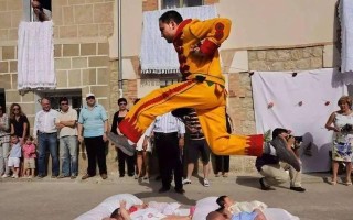 恶魔婴儿游戏奇葩玩法攻略（独特玩法让你爱不释手！）